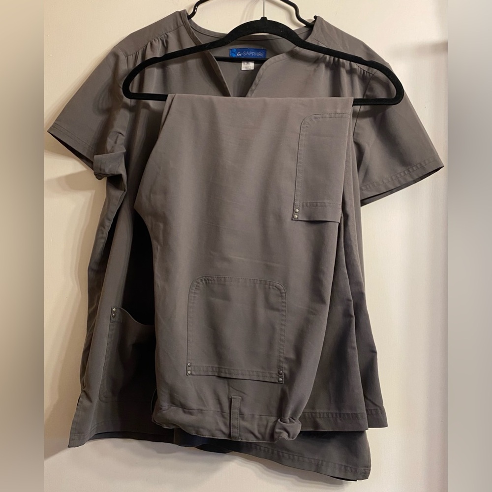 Koi sapphire Gray scrub set top and pants are both XL